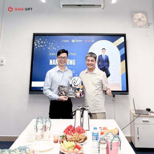 Lãnh đạo Giga Gift trao