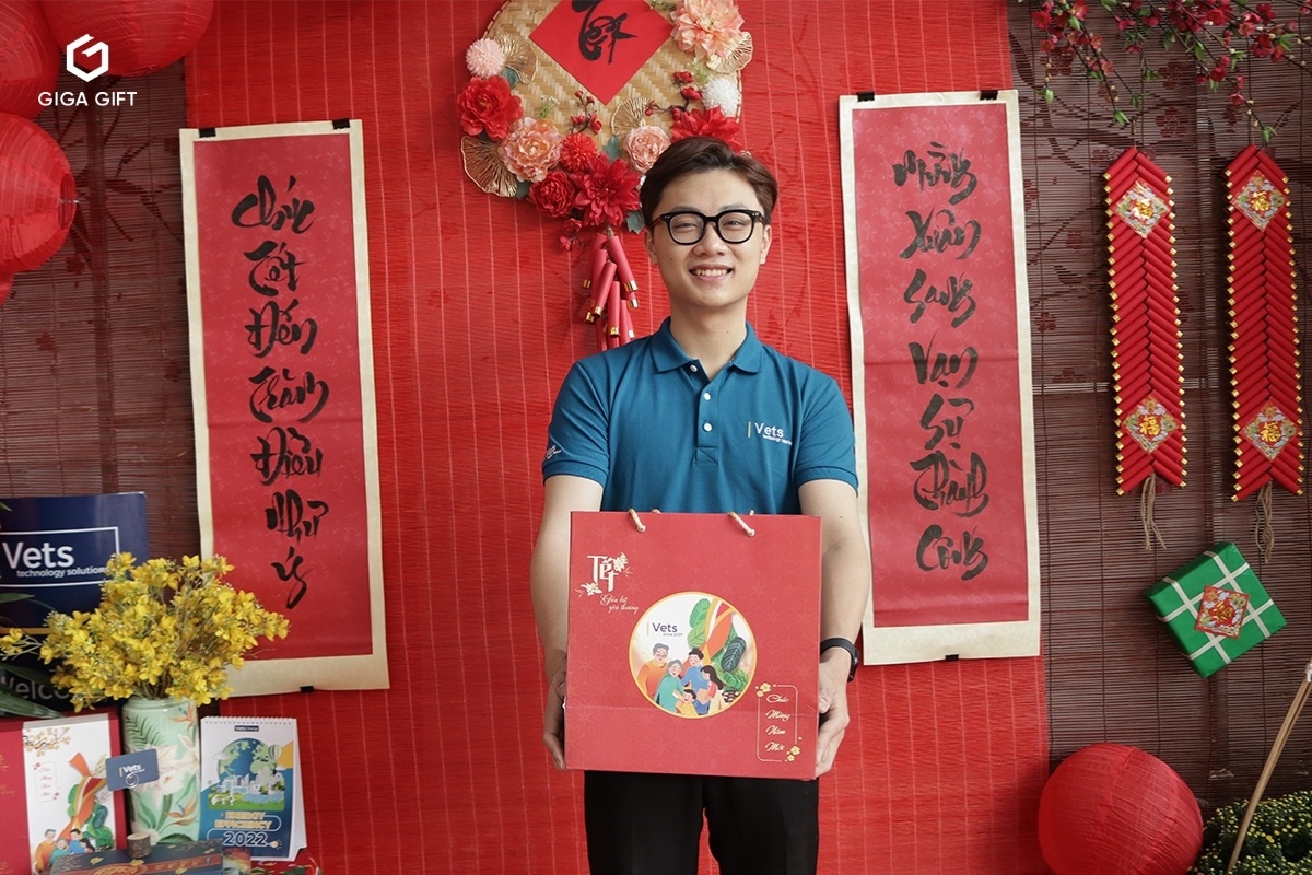 Món quà Tết cho nhân viên cần đảm bảo sự đồng bộ, tính thực tế và tính nhận diện thương hiệu