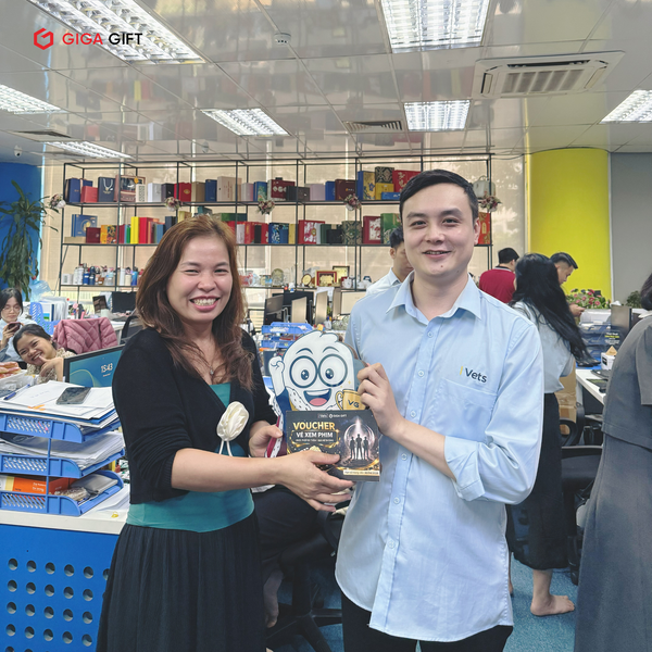 Lãnh đạo Giga Gift trao