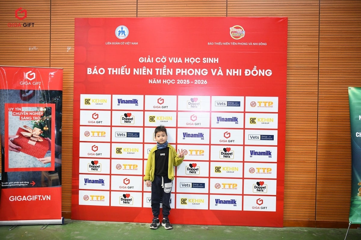 Các thí sinh chụp ảnh lưu niệm tại giải đấu.