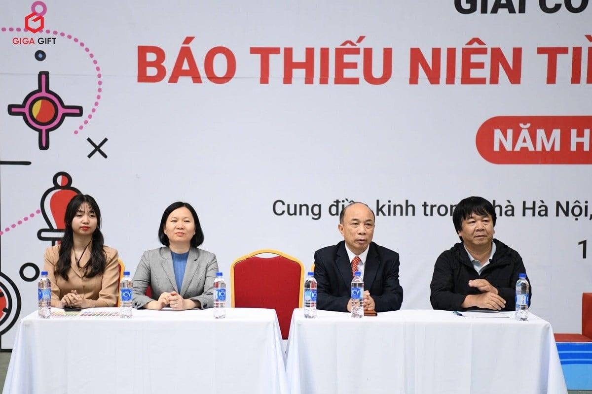 Chị Phạm Bích Ngọc - Trưởng bộ phận Marketing, Đại diện Giga Gift (ngoài cùng bên trái) có mặt để cổ vũ và trao giải thưởng có các vận động viên xuất sắc.