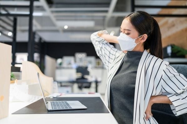 Ngồi sai tư thế rất có hại cho sức khỏe về lâu dài