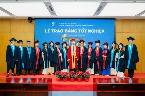 Sinh viên ngành Marketing HPU tại lễ trao bằng tốt nghiệp