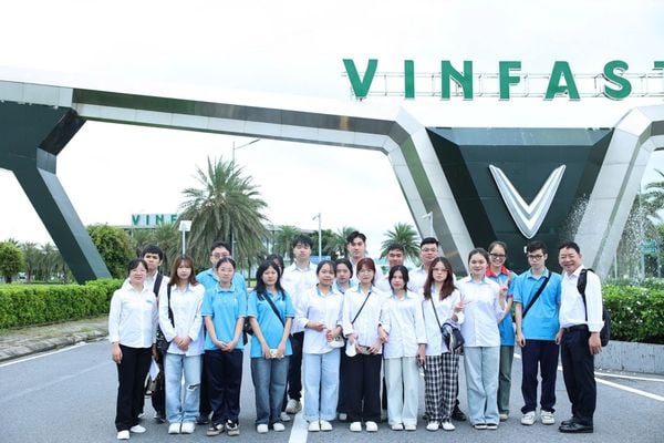 sinh viên HPU trong buổi tham quan thực tế doanh nghiệp