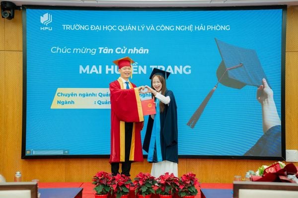 Niềm vui ngày tốt nghiệp của các tân cử nhân Logistics HPU