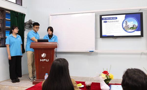 Sinh viên HPU đang tự tin thuyết trình