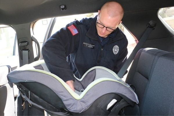 Bố mẹ nên kiểm tra ghế ô tô trước khi khởi hành để bé ngồi thoải mái và an toàn