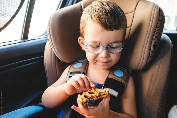 Một ít đồ ăn vặt sẽ giúp con duy trì năng lượng