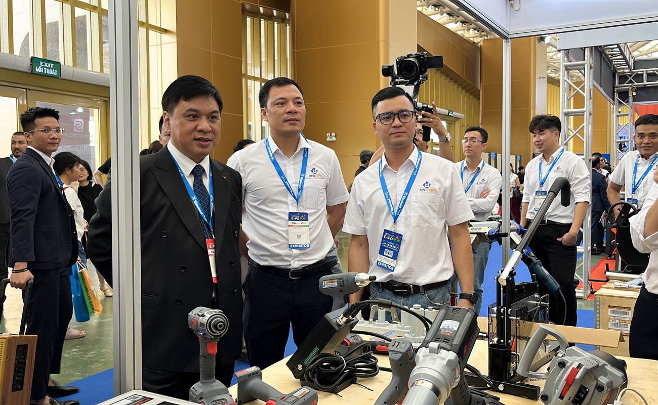 Lãnh đạo bộ công thương thăm gian hàng Unicom tại VietnamExpo 2026