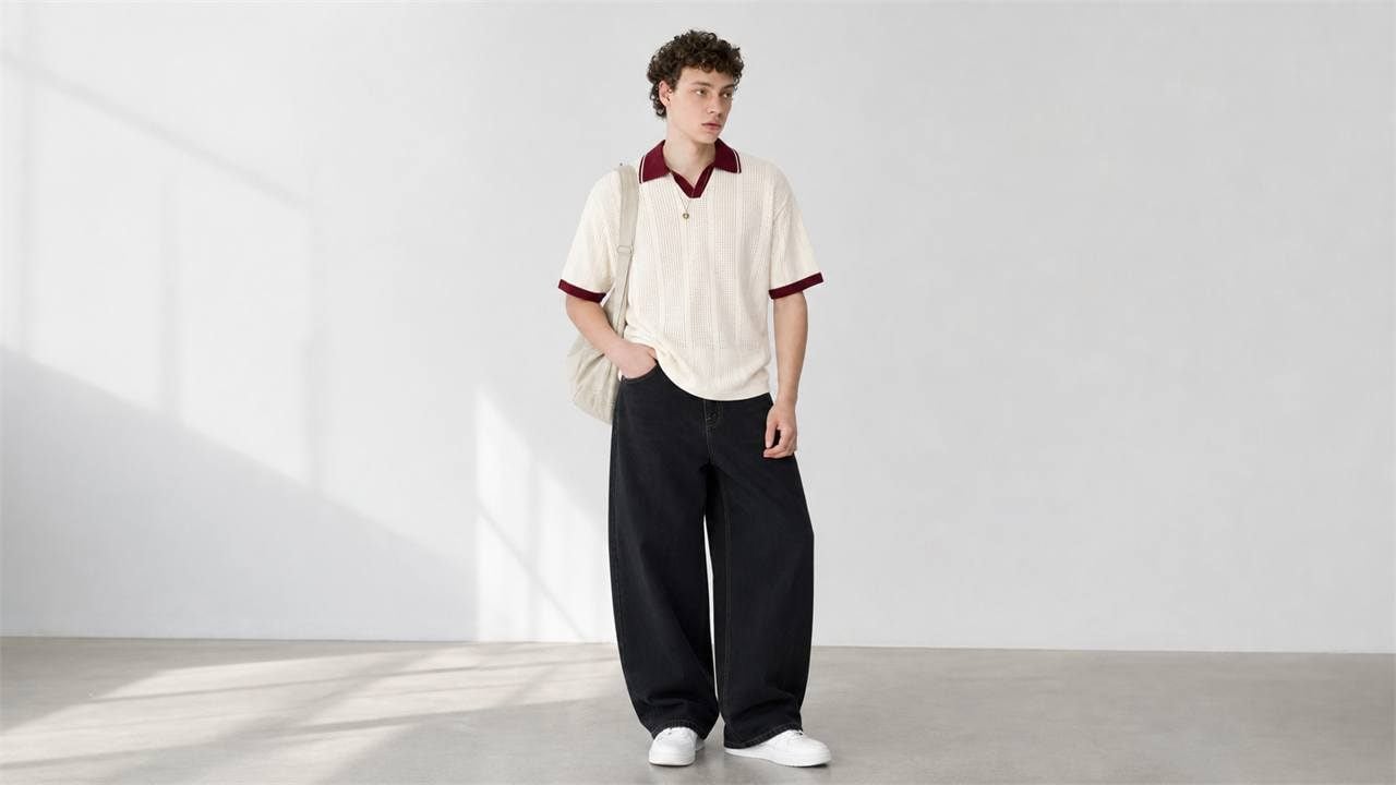 Phối áo polo nam với quần jeans đen theo hướng hiện đại và gọn