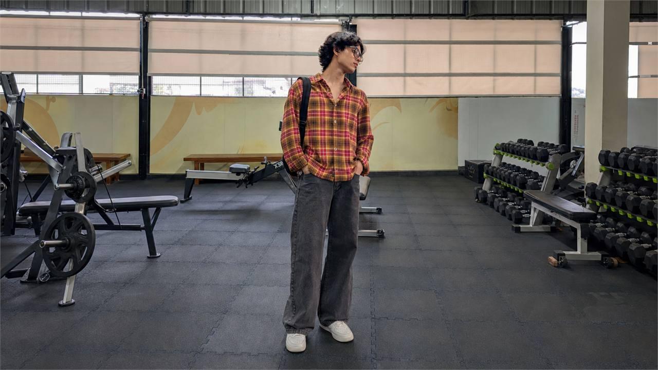 Phối áo sơ mi caro nam với quần jeans đen theo hướng gọn và hiện đại