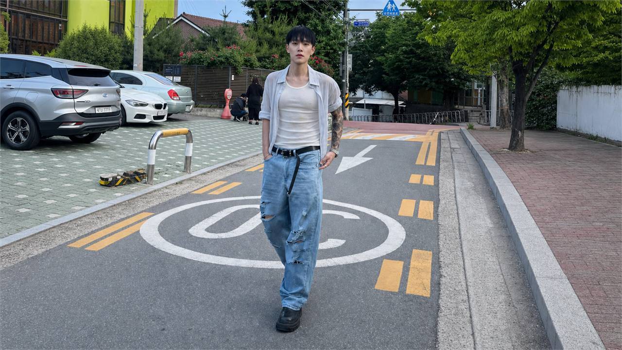 Phối quần jeans ống rộng nam với tank top hoặc áo ba lỗ theo hướng mùa hè đường phố