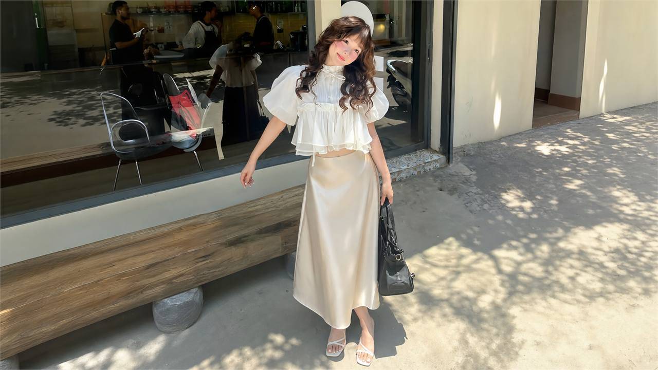 Phối áo tay phồng với chân váy midi satin hoặc lụa cho dịp đi chơi hẹn hò