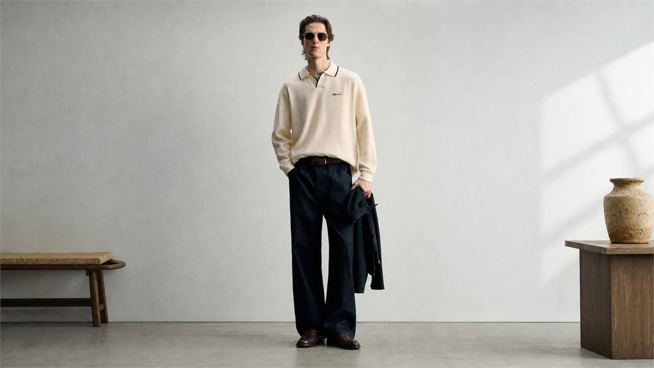 Phối áo polo nam với quần jeans xanh đậm gọn và nam tính