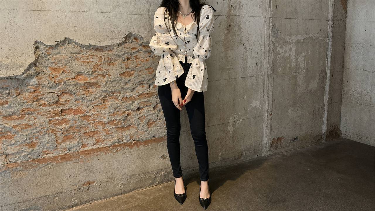 Phối áo tay phồng với quần skinny hoặc slim-fit để nhấn phần tay áo