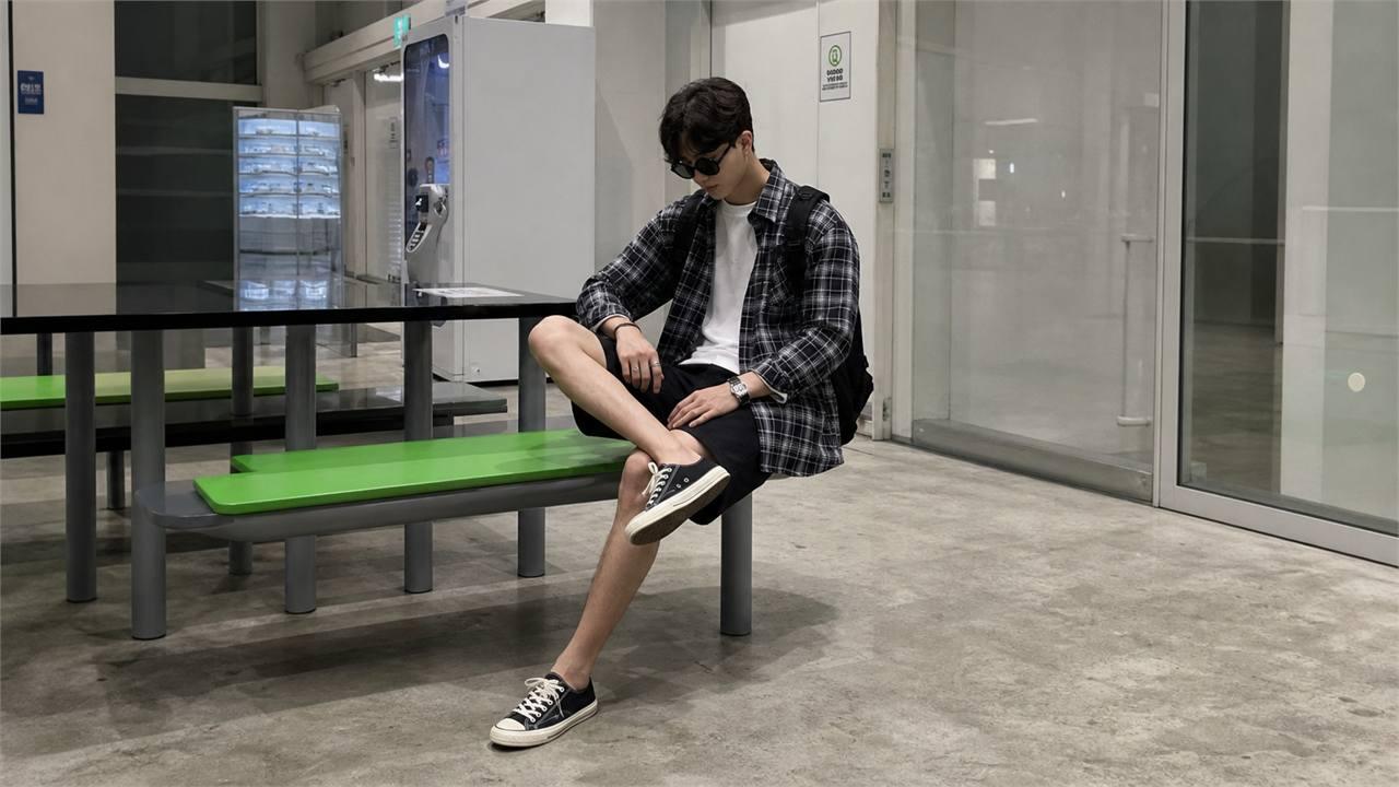 Phối áo sơ mi caro nam cùng quần short trơn cho ngày nóng thoải mái