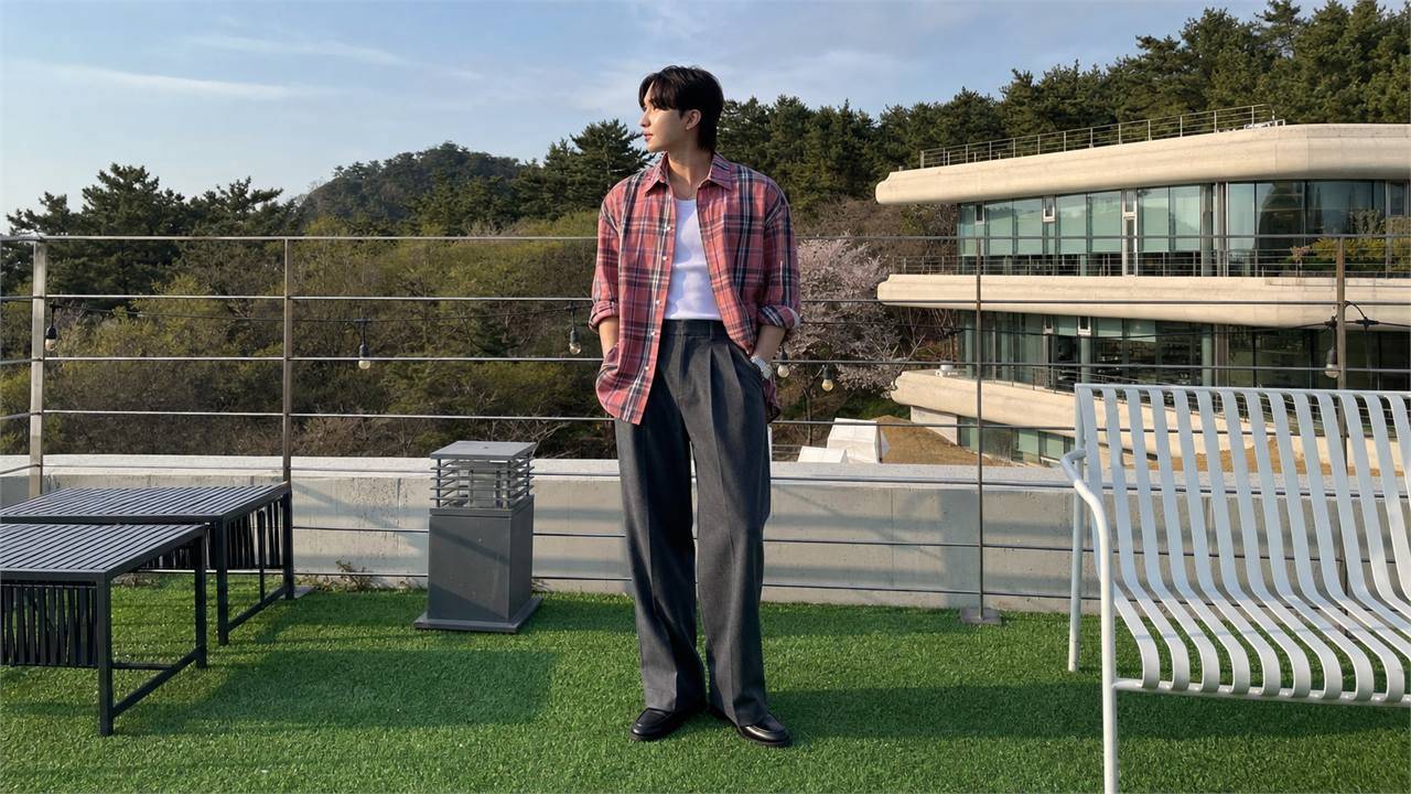 Phối áo sơ mi caro nam với quần tây ống đứng theo hướng smart casual