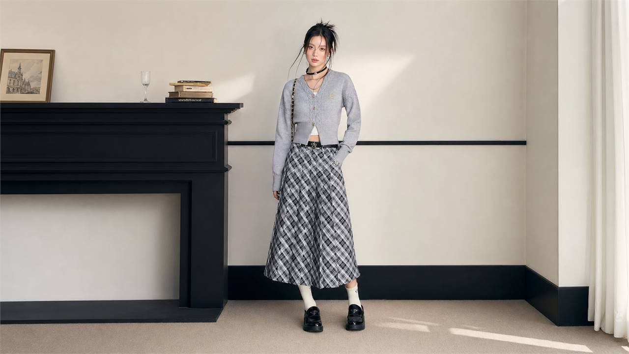 Chất liệu váy midi thanh thoát hay dễ làm outfit nặng đi