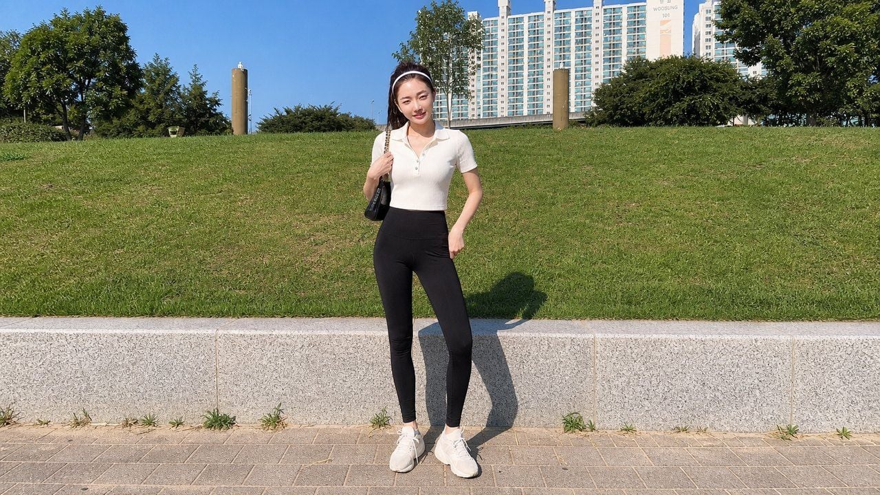 Quần legging phối với áo polo hoặc áo thun có cổ