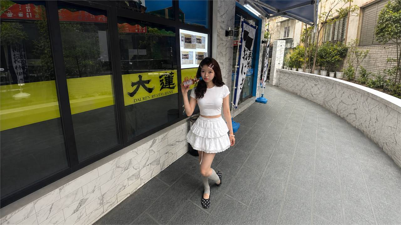 Phối chân váy xếp tầng ngắn với baby tee hoặc croptop để kéo tỷ lệ