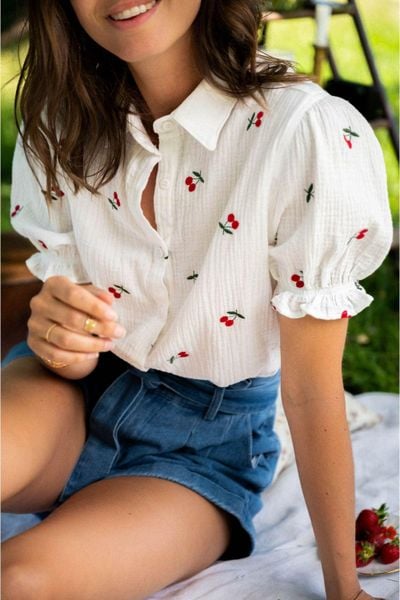 Áo blouse phối short hoặc layering nhẹ