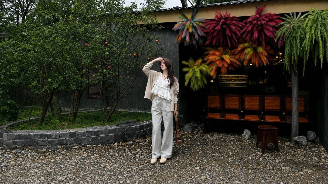 Layer áo tay phồng cùng blazer hoặc cardigan mỏng để bớt độ điệu