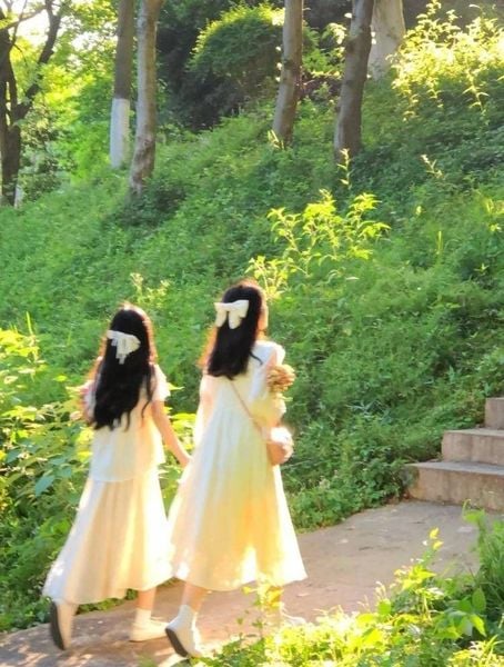 Cách tạo dáng chụp ảnh 2 người bước đi nhẹ nhàng