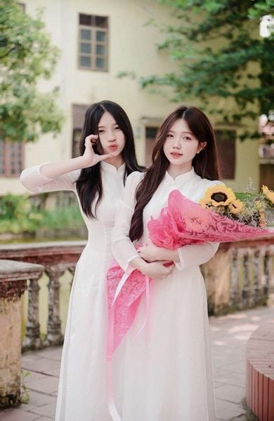 Cách tạo dáng chụp ảnh với bạn thân cùng áo dài