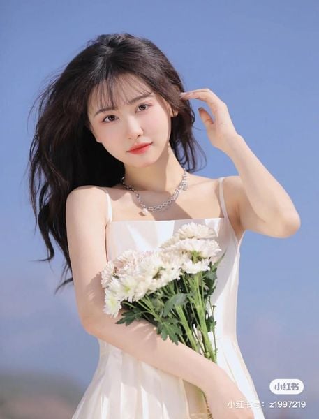 Cách tạo dáng chụp ảnh đẹp với hoa