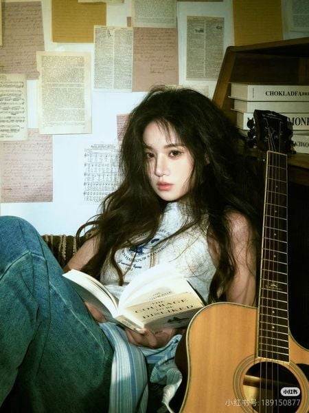 Cách tạo dáng chụp ảnh ngồi dựa vào tường