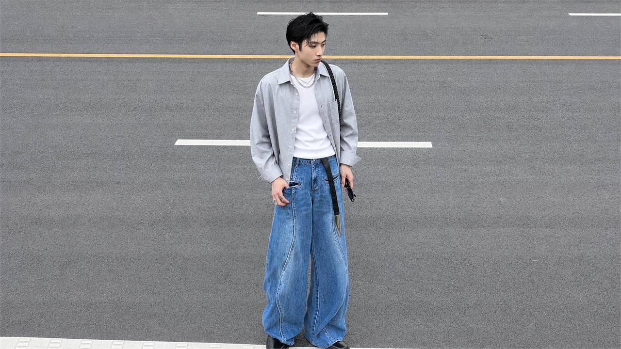 Phối quần jeans ống rộng nam với sơ mi dài tay mở cúc ngoài áo thun để tạo layer nhẹ