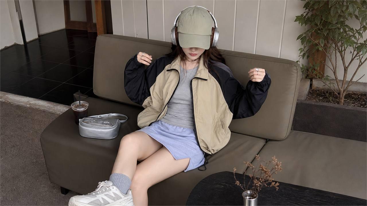 Điều chỉnh outfit áo khoác gió nữ sang casual nữ tính hay sporty