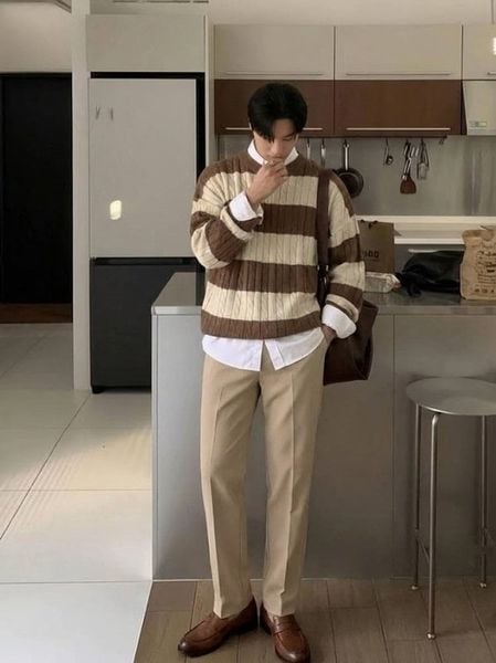 Áo len cổ tròn layer sơ mi cổ đức cùng quần chinos