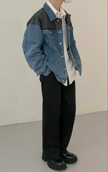 Áo khoác denim dáng gọn phối sơ mi và quần tối màu