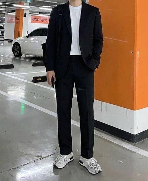 Vest phối áo thun trơn và sneaker