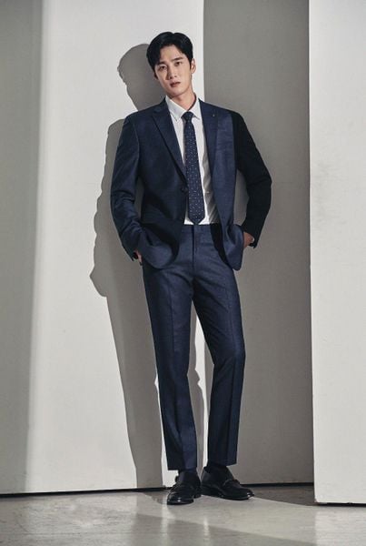 Suit hoặc vest chỉn chu phối sơ mi