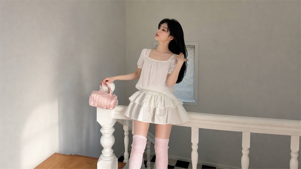 Phối chân váy xếp tầng ngắn với blouse nhẹ nữ tính mà không quá sến