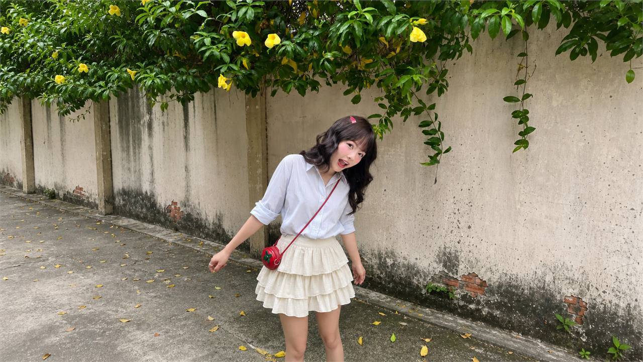 Phối chân váy xếp tầng ngắn với sơ mi để outfit sáng và chỉn chu hơn