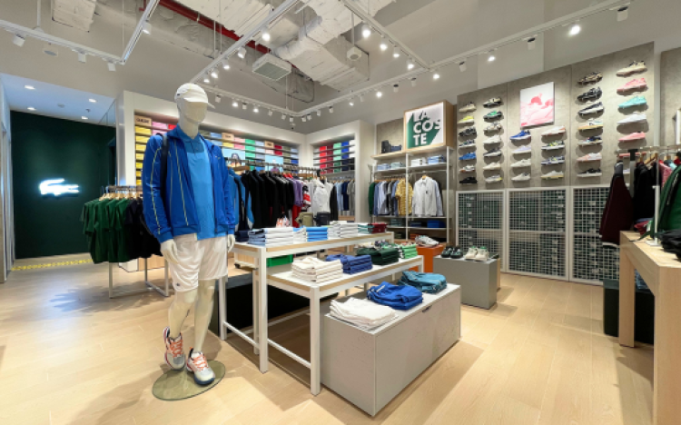 Lacoste là lựa chọn hợp với phong cách sporty chic thanh lịch