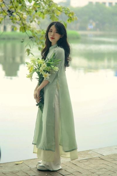 Mặc áo dài đi giày gì - Thử sneaker trắng