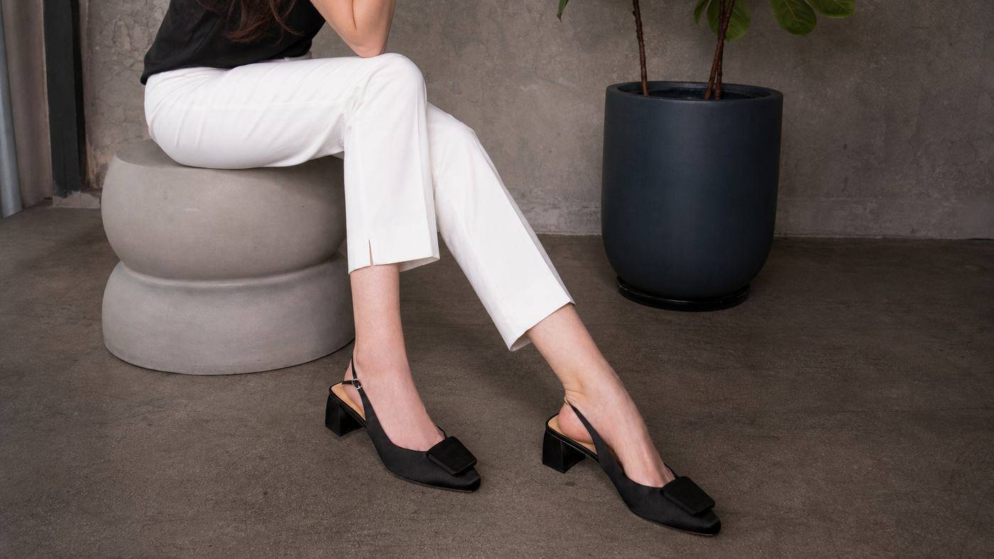 Slingback khác sandal nhiều quai ở cấu trúc thân trước gọn và thanh hơn