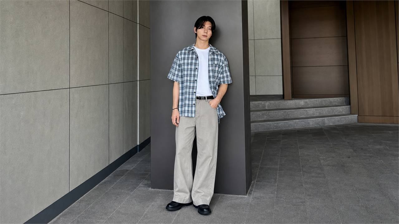 Áo sơ mi caro nam đi cùng loafer hoặc derby gọn theo hướng smart casual
