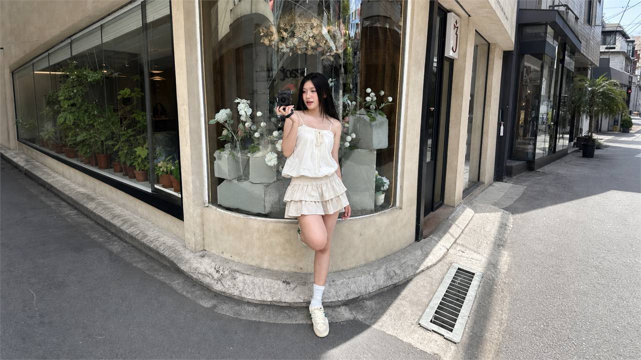 Ưu tiên chân váy xếp tầng ngắn màu trắng đen be navy hoặc pastel nhẹ