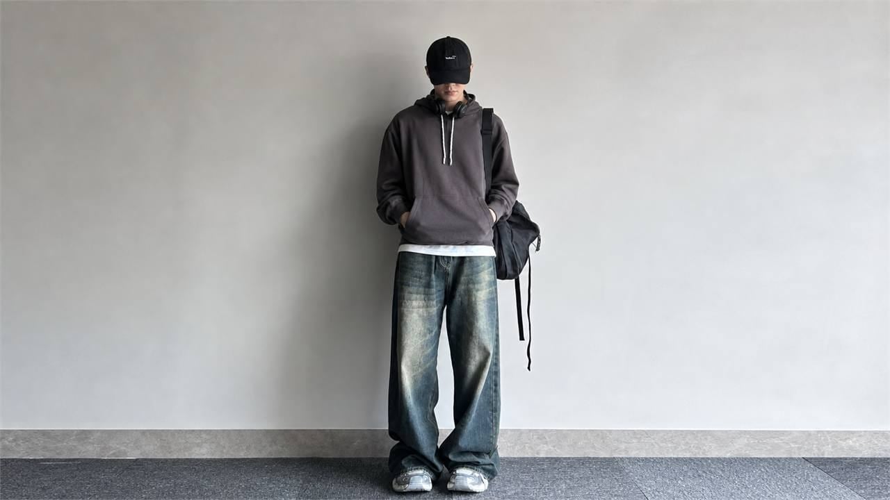Phối quần jeans ống rộng nam với hoodie dáng vừa cho ngày cần sự thoải mái