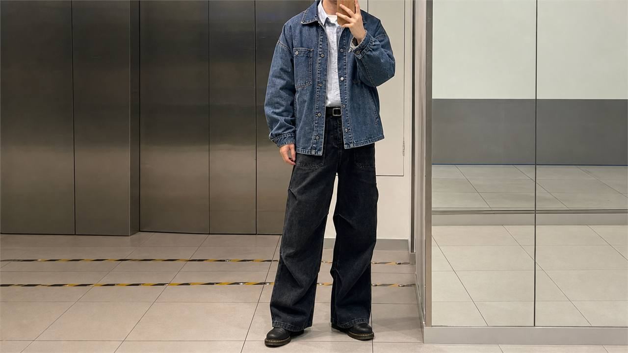 Phối quần jeans ống rộng nam theo tone denim on denim để set đồ rõ cá tính hơn