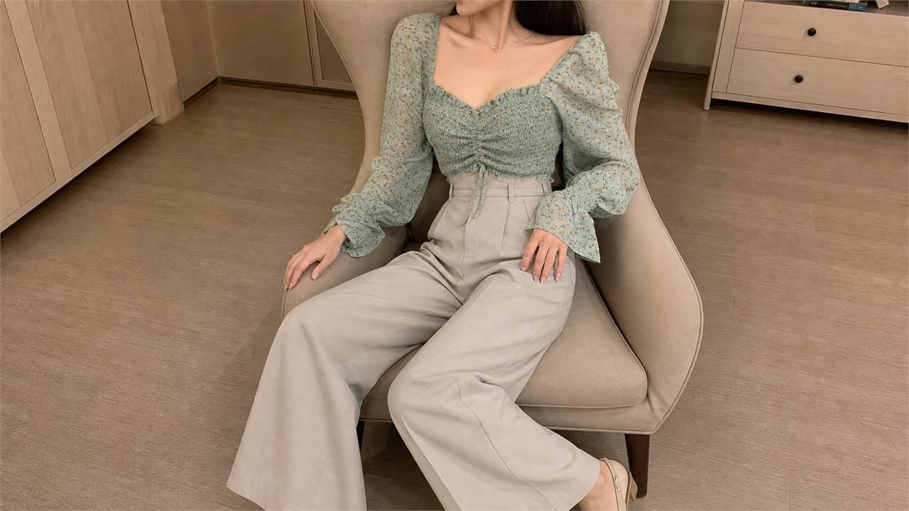 Phối áo tay phồng với quần ống rộng nhưng vẫn giữ áo gọn hoặc sơ vin