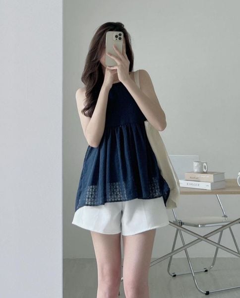 Áo yếm kết hợp với quần short trắng và khăn bandana