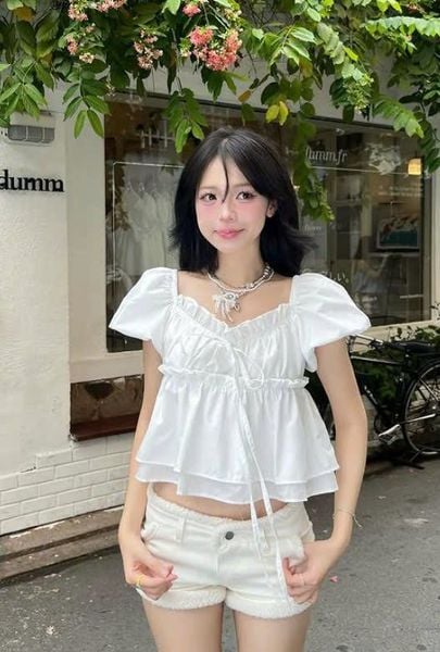 Áo babydoll phối cùng quần short linen và túi cói trơn