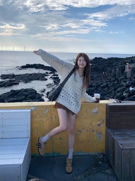 Bikini một mảnh kết hợp với áo lưới và chân váy quấn