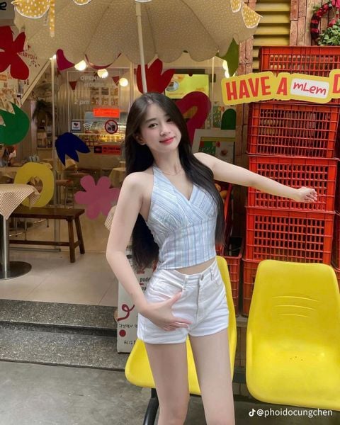 Áo croptop đi cùng quần short cạp cao và sandal quai mảnh